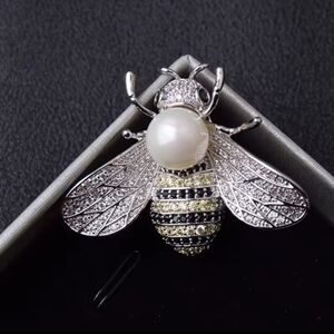 Bee 🐝 Brooch with Pearl Accent